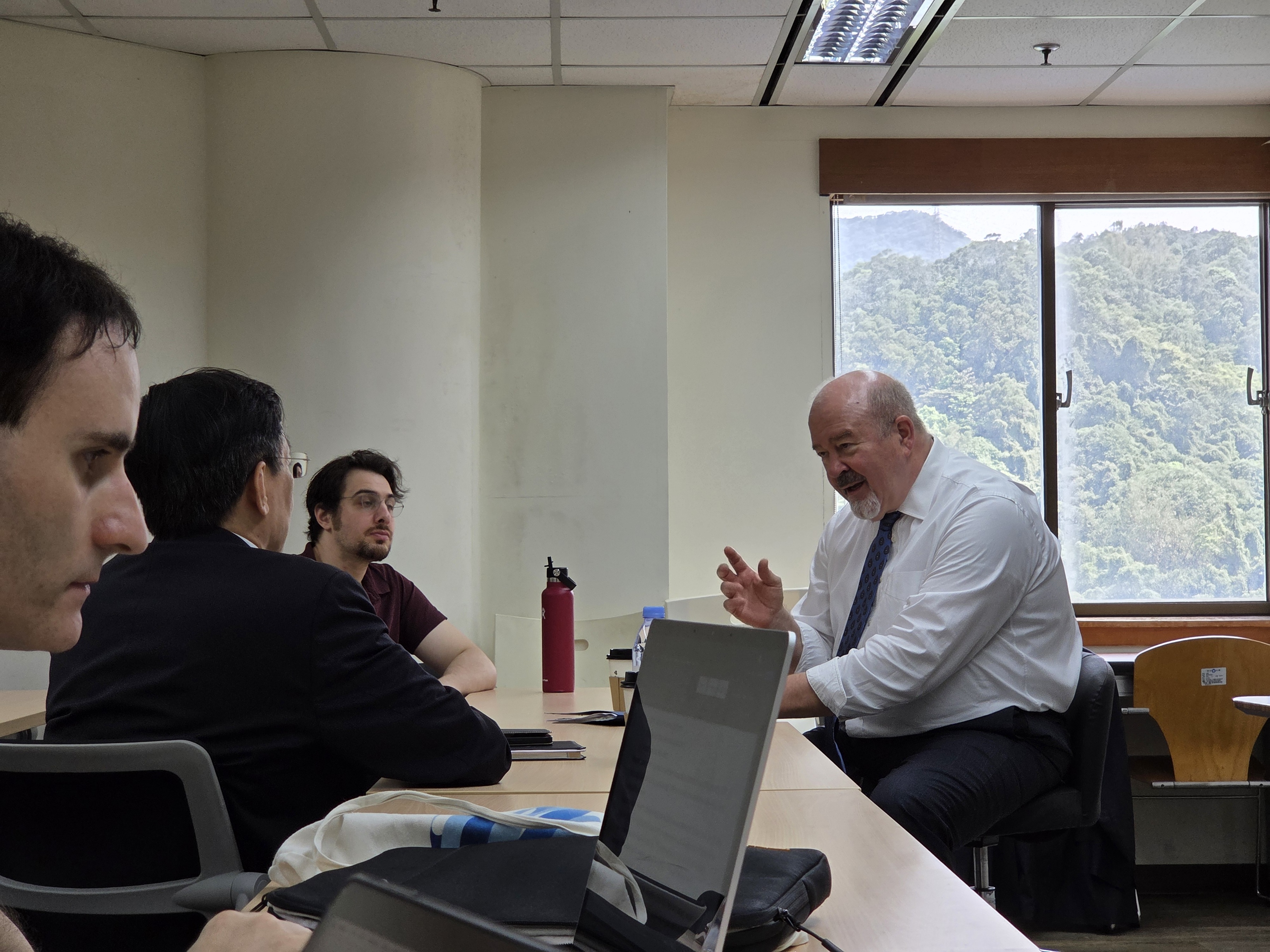 Dr. Fu-Kuo Liu, Professor of IDAS, was hosting the comprehensive discussion. Mr. Roy Kamphausen engaged students in an interactive lecture discussion.